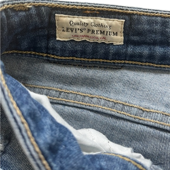 Levi’s 721 Distressed High Rise Skinny Jean - Picture 5 of 8